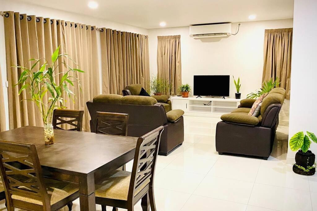 Lovely 4-Bedroom Holiday Home With Free Parking. Лаутока Екстериор снимка