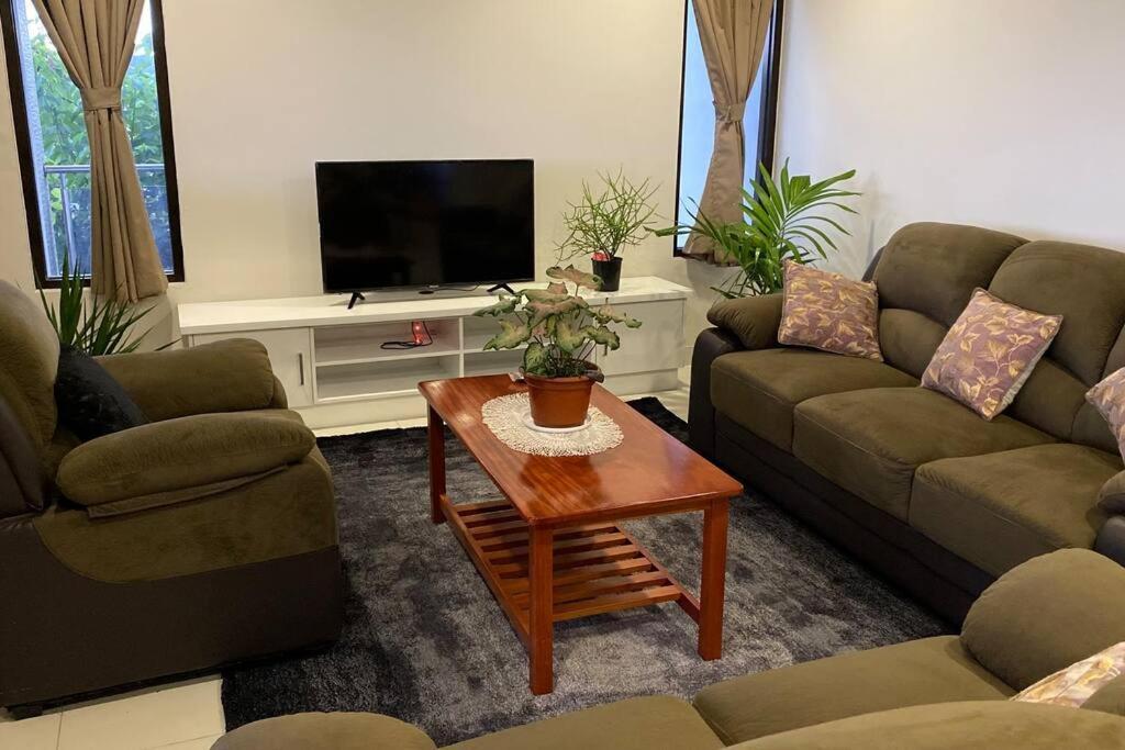 Lovely 4-Bedroom Holiday Home With Free Parking. Лаутока Екстериор снимка