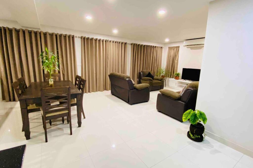Lovely 4-Bedroom Holiday Home With Free Parking. Лаутока Екстериор снимка